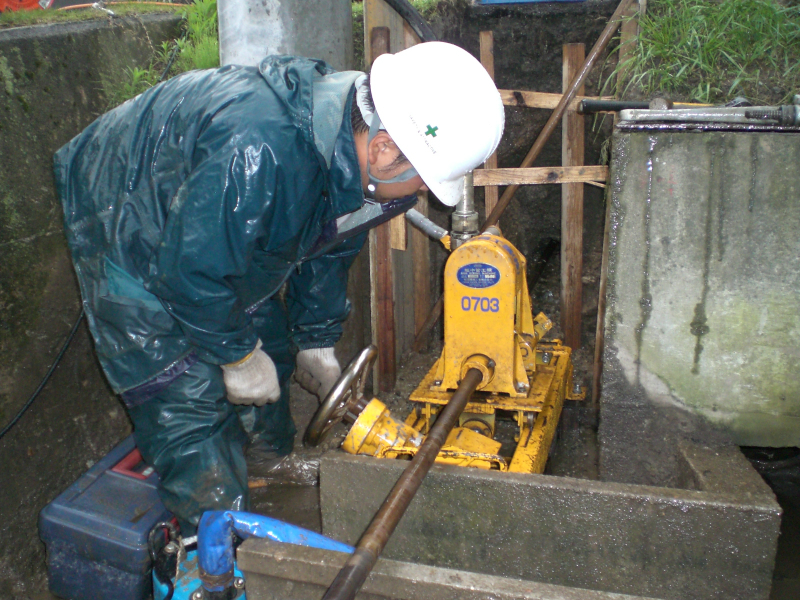 土質によりますが、最大20mぐらいまてで、口径100mmの横穴がボーリングできます。(この工事では、国道を口径60mmで約12m横断しました。)