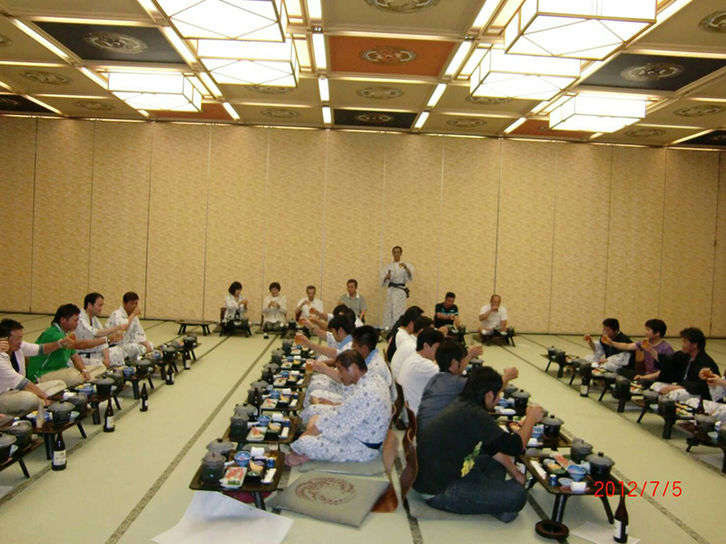 第2回；社員研修旅行の集合写真を掲載しました。