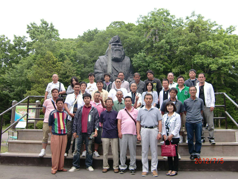 第2回；社員研修旅行の集合写真を掲載しました。