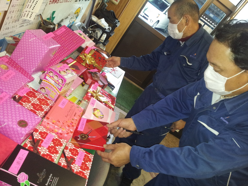 第19回;頑張っている男性社員に恒例の(バレンタインデー)に感謝チョコレートを差し上げました。