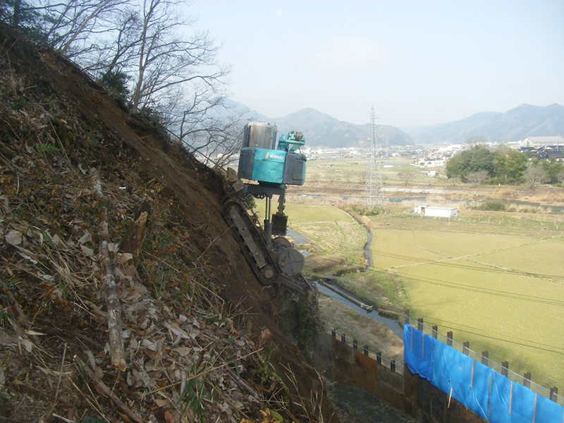第25回；；特殊機械による、急傾斜の法面掘削工事が無災害で完了しました。